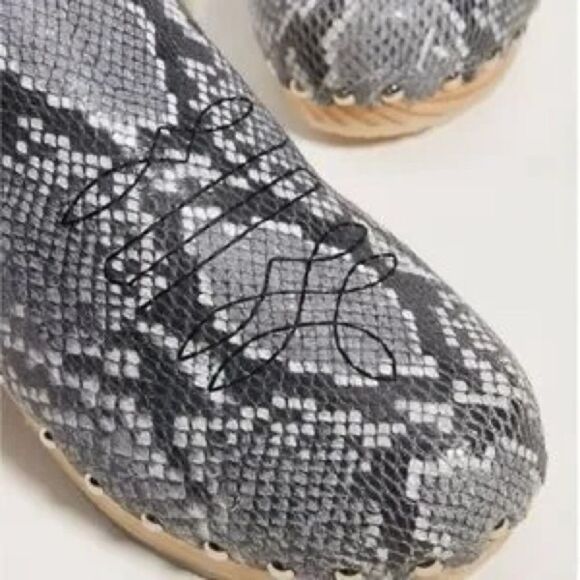 Anthropologie Pilcro Luxe Shearling-Lined Clogs Python Snakeskin Leather US 8 - Picture 8 of 9